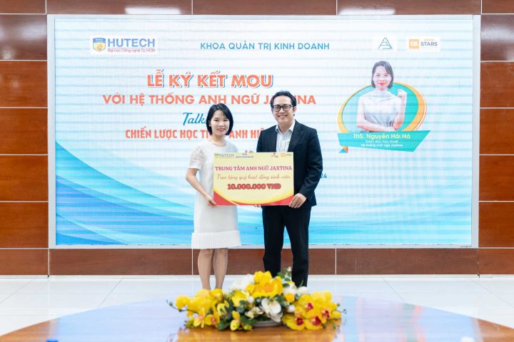 ThS Hải Hà trao tặng quỹ hoạt động sinh viên 10.000.000 VNĐ.