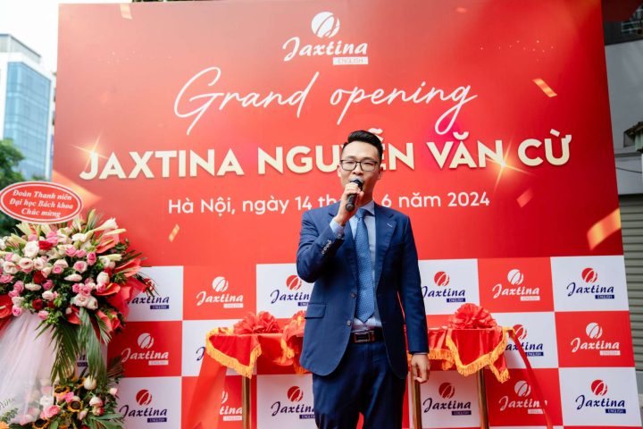 CEO Hệ thống Anh ngữ Jaxtina Hoàng Tuấn Anh phát biểu tại Khai trương