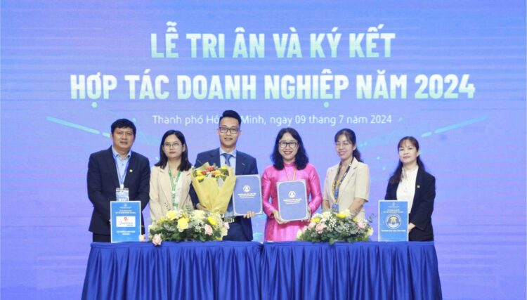 Bà Nguyễn Thị Diễm Tuyết - Giám đốc điều hành Trường Đại học Văn Hiến cùng ông Hoàng Tuấn Anh - Giám đốc Hệ thống Anh ngữ Jaxtina ký kết biên bản hợp tác