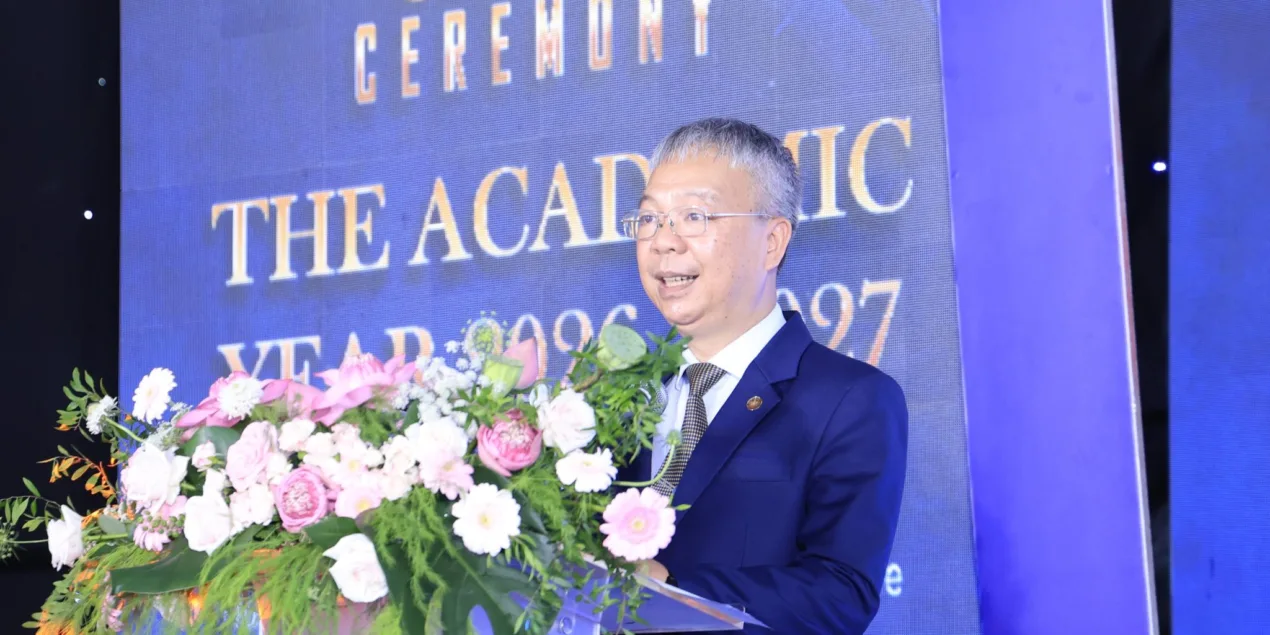 Jaxtina English Đồng Hành Cùng Lễ Khai Giảng Trường Đại Học Quốc Tế: Chào Đón Hơn 1.800 Tân Sinh Viên Bước Vào Năm Học 2026–2027 1 Nguồn: ĐHQT - TS. Nguyễn Quốc Chính – Phó Hiệu trưởng Phụ trách trường ĐH Quốc tế – phát biểu truyền cảm hứng bắt đầu năm học mới 2026-2027.