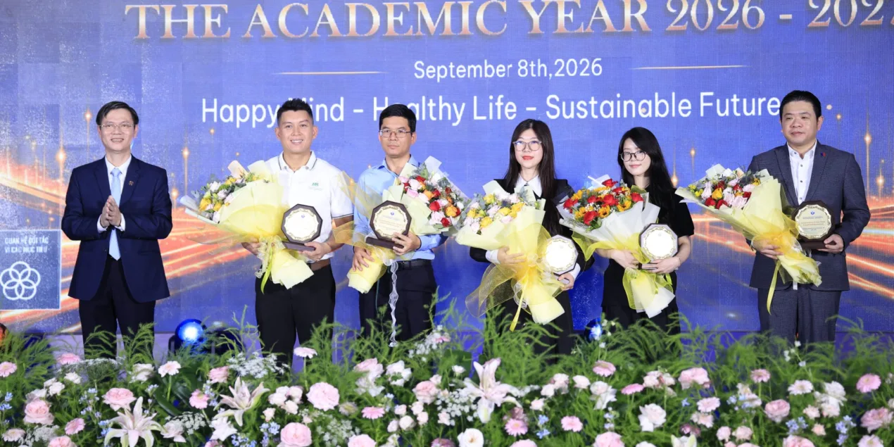 Jaxtina English Đồng Hành Cùng Lễ Khai Giảng Trường Đại Học Quốc Tế: Chào Đón Hơn 1.800 Tân Sinh Viên Bước Vào Năm Học 2026–2027 2 Nguồn: ĐHQT - Jaxtina English nhập kỷ niệm chương và hoa của nhà trường